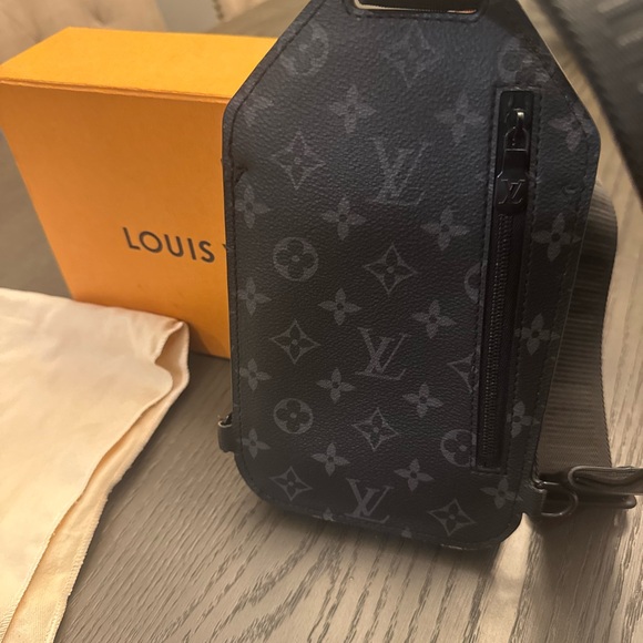Louis Vuitton Gray Men's Bag - Picture 2 of 9